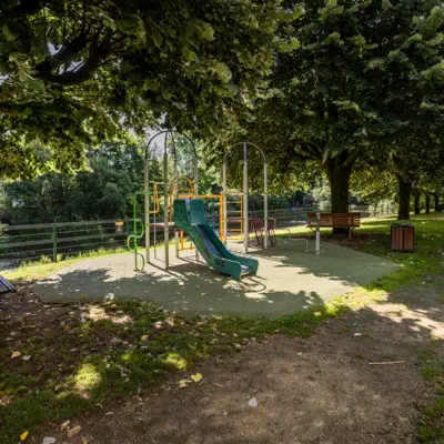 Aire de jeux pour enfants dans le jardin de Souilhac