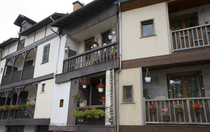 Des balcons comme des jardons supendus Des balcons comme des jardons supendus